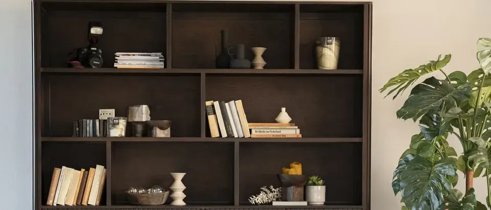 zwarte boekenkasten bij Eijerkamp