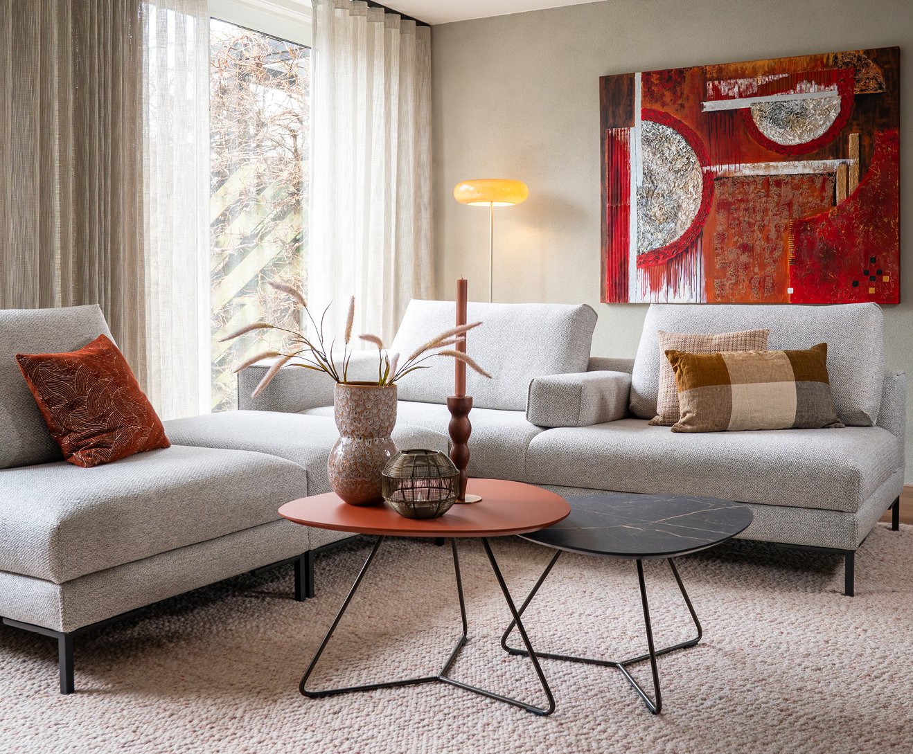 Modern designinterieur met warme kleuraccenten