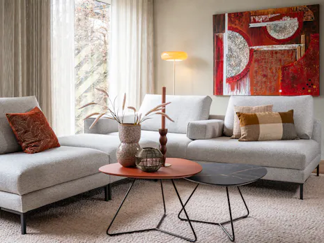 Modern designinterieur met warme kleuraccenten