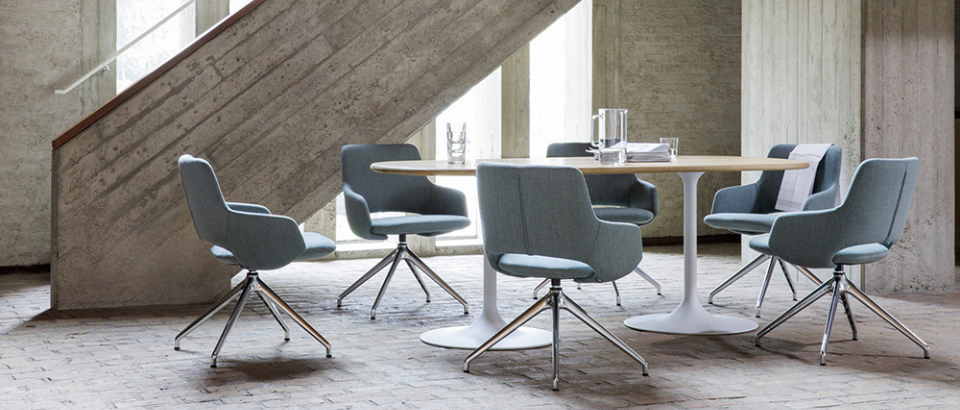 Artifort Clarion eettafel