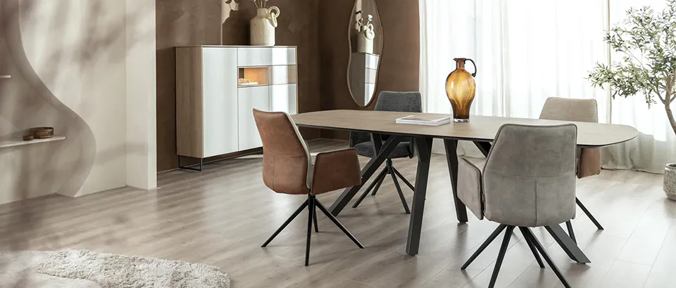 Houten eettafels bij Eijerkamp